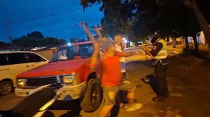 Popular / (Video) ¡Tatachos atacaron a Policía con palito para asadito!
