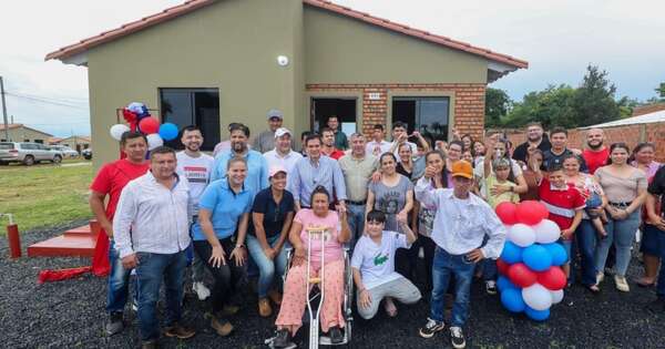 La Nación / Treinta familias de Paraguarí celebraron la Navidad en viviendas propias