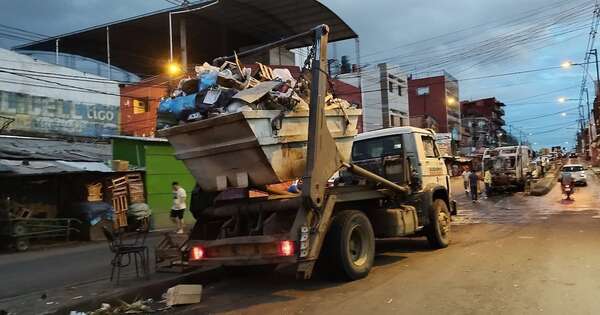 La Nación / Más de 152 toneladas de residuos fueron retiradas del Mercado 4 en operativo navideño