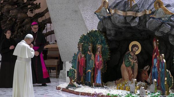 El Vaticano celebra la Navidad con árbol, pesebre y misas solemnes