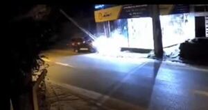 Diario HOY | Accidente navideño en Capiatá: camioneta choca contra poste y huye