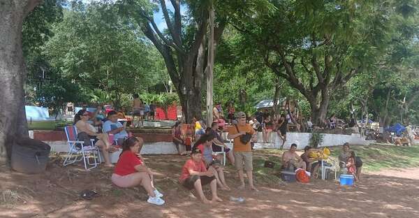 Familias y jóvenes llenan la Playa Rotonda de San Bernardino - Nacionales - ABC Color