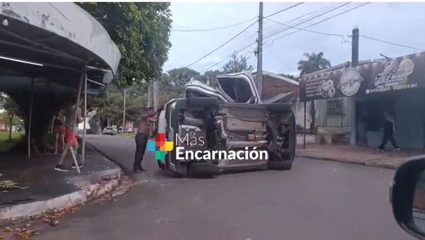 Choque y vuelco deja una mujer lesionada en Encarnación