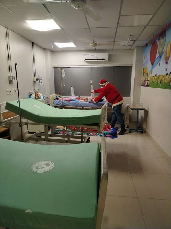 Un Papá Noel llevó regalos a hospitales pediátricos tras la medianoche - Nacionales - ABC Color