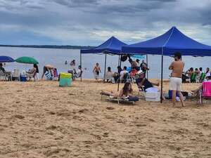 Encarnación: a pesar del tiempo nublado, turistas se bañan en el río Paraná - Nacionales - ABC Color