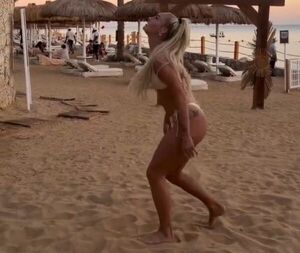 Popular / Alisha Lehmann hizo explotar las redes con sus piruetas en la playa