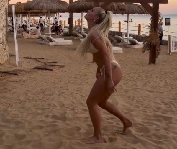 Popular / Alisha Lehmann hizo explotar las redes con sus piruetas en la playa