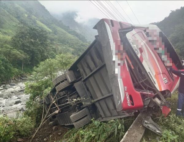 Un muerto y 25 heridos tras la caída de un autobús a un barranco en Ecuador - Mundo - ABC Color