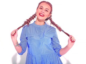 Trenzas y rodetes: Peinados ideales para el verano 2026