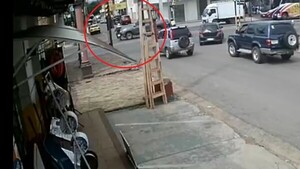 Itauguá: conductor huye tras embestir a agente de la PMT