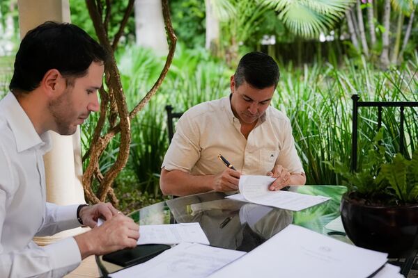 Peña promulga ley que permite polémicos ascensos policiales