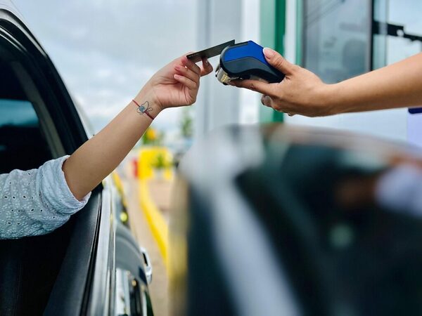 El efectivo, en retirada. Las tarjetas y el QR ganan terreno entre consumidores paraguayos - ADN Digital