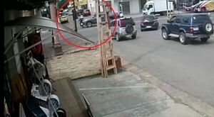 Conductor atropella a agente de tránsito en Itauguá y huye tras verificar su estado