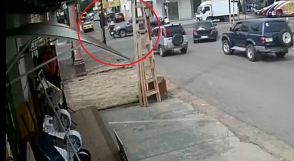 Conductor atropella a agente de tránsito en Itauguá y huye tras verificar su estado