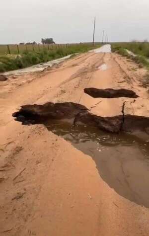 Lluvias agravan el deterioro de caminos rurales y aíslan comunidades en Ñeembucú - Nacionales - ABC Color