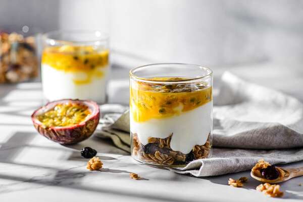 Postre rápido en vaso: parfait tropical de yogur, granola y mburucuyá - Gastronomía - ABC Color