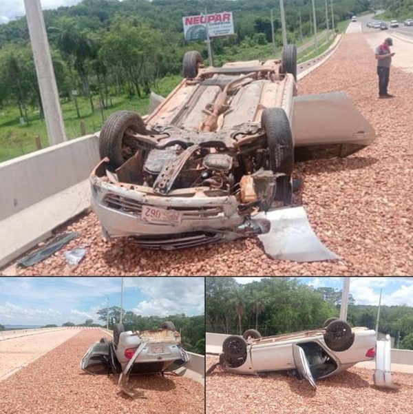 Madre e hija se salvan luego de vuelco de vehículo en Ypacaraí