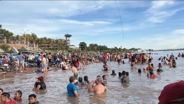 El calor llevó a multitud de personas a las playas del río Paraguay en Navidad - Concepción al Día