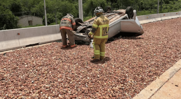 Accidente en el Cerro Caacupé: Vuelco en rampa de la PY02