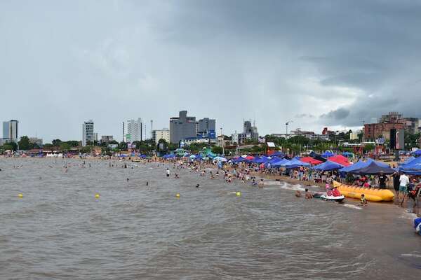 La playa la disfrutan bajo la lluvia en Encarnación - Nacionales - ABC Color