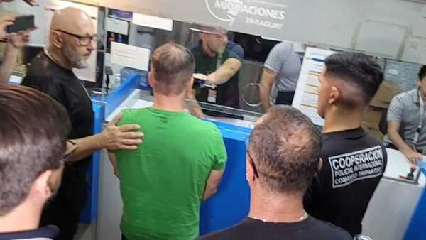 Por el Puente de la Amistad expulsan del Paraguay a ex director de la Policía brasileña