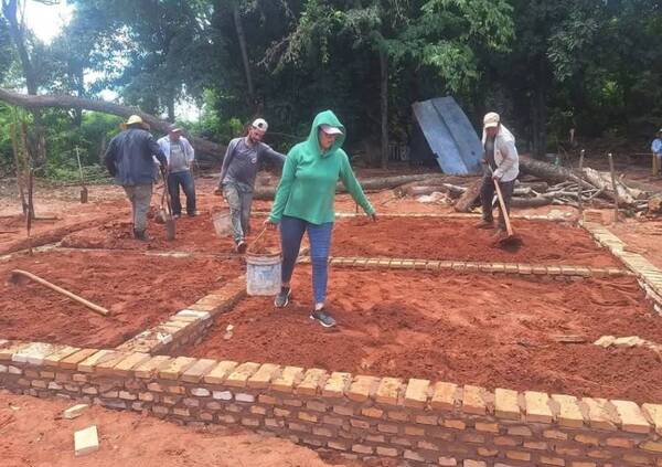 Vecinos construyen una casa para familia humilde