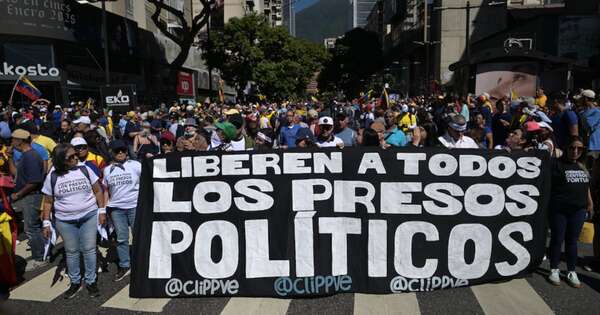 La Nación / Liberan a 99 encarcelados políticos en Venezuela
