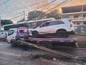 Accidente de tránsito: una camioneta saca “de raíz” una columna de cemento - Nacionales - ABC Color