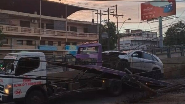 Violento choque contra columna al costado de un viaducto en Asunción: "Iba a más de 100 km/h"