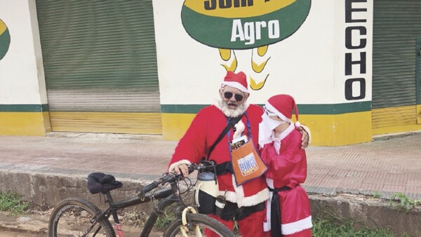 Se vistió de Papá Noel, inspirado en binguero