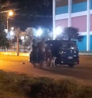 Popular / Graban brutal ataque contra una mujer frente a su hijito