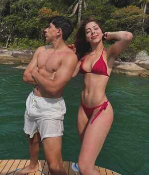 Popular / Al estilo Alisha Lehmann, Laila demostró su dominio del balón en la playa