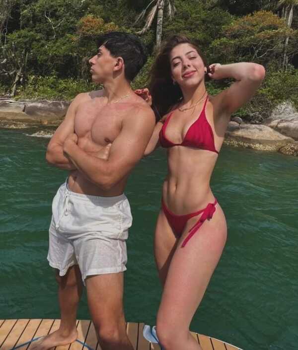 Popular / Al estilo Alisha Lehmann, Laila demostró su dominio del balón en la playa