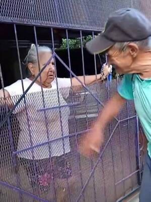 [VIDEO] ¡Ndi! Abuelo ligó feroz jeja'o porque desapareció dos días