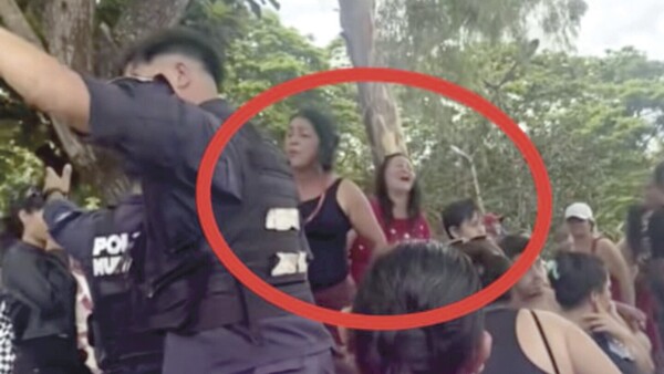 Alzó upa a la otra, vino la titu y se trenzaron