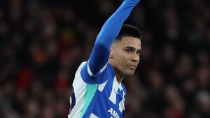 Diego Gómez anota frente al Arsenal