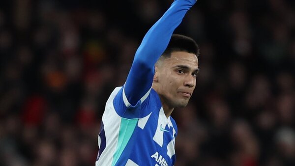 Diego Gómez anota frente al Arsenal