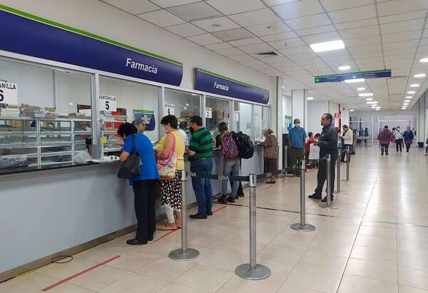 Farmacia del IPS en rojo: asegurados dicen que deben elegir entre comer o comprar remedios - Nacionales - ABC Color