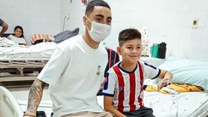 Miguel Almirón lleva alegría al Hospital Acosta Ñú