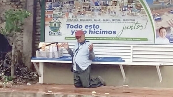 La historia del abuelito que reza antes de vender pororó