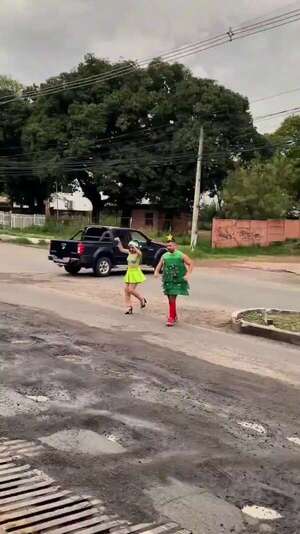 Con un árbol de Navidad, “Miss Bache” protesta por baches de la avenida Fernando de la Mora - Nacionales - ABC Color
