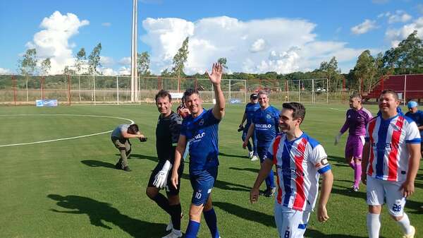 Presidente Peña inaugura con bombos y platillos un estadio inconcluso en Coronel Oviedo - Nacionales - ABC Color