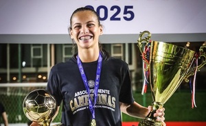 Claudia Martínez firma un contrato histórico con Olimpia