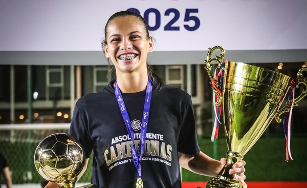 Claudia Martínez firma un contrato histórico con Olimpia