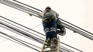 Popular / ¡Ñandereja al querer cambiar un foco!