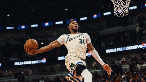 Giannis da un respiro a los Bucks, los Jazz asaltan San Antonio