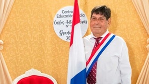 A los 78 años terminó el bachillerato como abanderado y quiere ser abogado