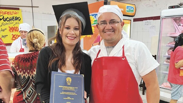 Recibió su título y fue al trabajo de su papá