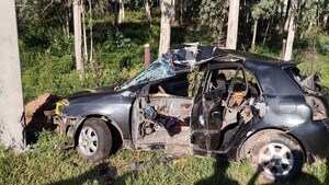 Policía del Grupo Lince muere al chocar su auto contra columna de la ANDE en Pirayú