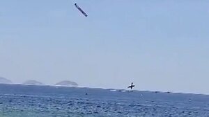 Video: Avioneta se estrella cuando realizaba vuelo publicitario frente a la playa de Copacabana